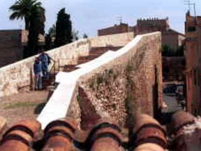 b sin nº (18/may/00) -recibida por email- Nuevo paseo por la muralla en Tarragona. -foto: Jose Luis Sellart Sanjuan.