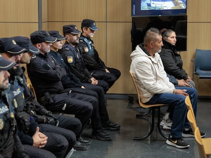 Los tres acusados de matar a tiros a dos personas y herir a otra el día de Todos los Santos de 2021 en el cementerio de Torrent (Valencia) el primer día del juicio.