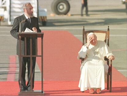 El Papa Juan Pablo II escucha el discurso de bienvenida del presidente de Cuba, Fidel Castro, en el aeropuerto Jose Marti, en enero de 1998.