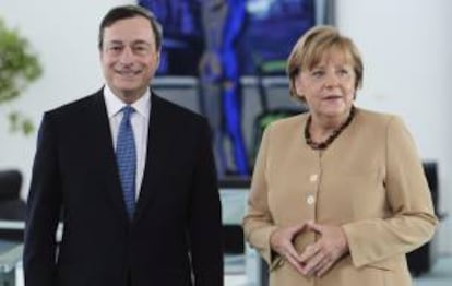 La canciller alemana, Angela Merkel (d), y el presidente del Banco Central Europeo (BCE), Mario Draghi. EFE/Archivo