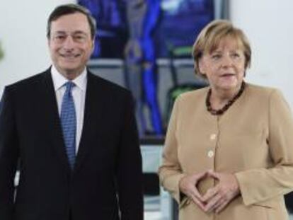 La canciller alemana, Angela Merkel (d), y el presidente del Banco Central Europeo (BCE), Mario Draghi. EFE/Archivo
