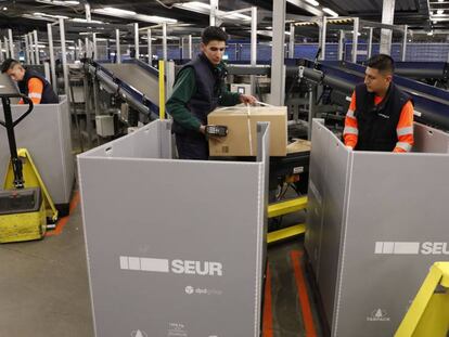 Trabajadores en un centro de Seur.