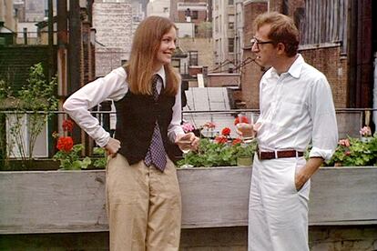 Annie Hall

La conocida como ‘escena de los subtítulos’ es una de las más recordadas del filme de Woody Allen. La charla de Alvy y Annie en una azotea neoyorquina sirvió también como ilustración para uno de los carteles promocionales del filme y como escaparate para el icónico look del personaje interpretado por Diane Keaton: una combinación de pantalón amplio, corbata y chaleco mini que sigue estando de moda hoy en día.