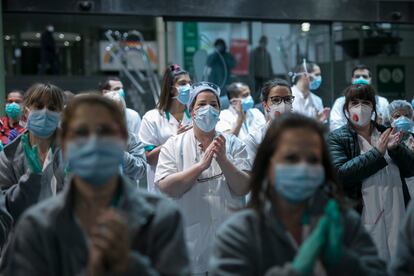 Personal sanitario del hospital Clínic de Barcelona baja a la calle para unirse al aplauso de los vecinos, este jueves.