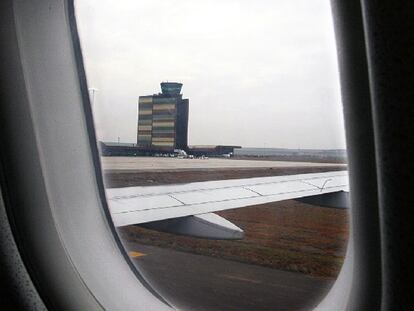 Torre de control de Alguaire, vista desde un avión que toma tierra.