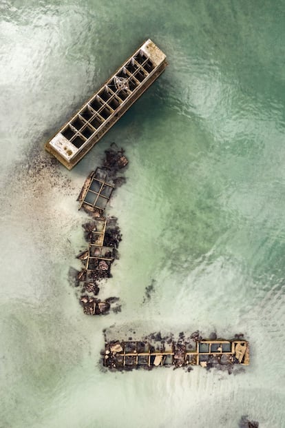 Gold Beach. Playa de La Fontaine Saint-Côme a vista de pájaro. Restos del puerto militar artificial Mulberry B (Port Winston), construido para sostener y abastecer la Operación Overlord después del desembarco del Día D.