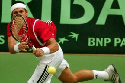 Verdasco golpea de revés en el encuentro en el que cayó ante Hrbaty.