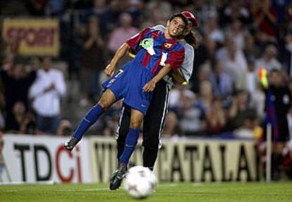 El Mono Burgos levanta a Saviola tras una acción del juego.