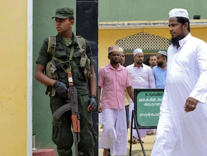 Soldado vigia a entrada de uma mesquita em Kattankudy