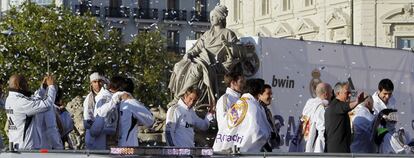 Los jugadores del Real Madrid, con su entrenador a la cabeza, saludan a los aficionados desde La Cibeles