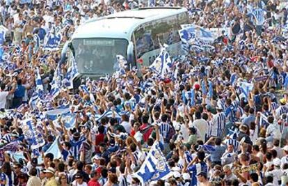 Así recibieron los aficionados del Recreativo a sus jugadores cuanto llegaron en el autobús al estadio. Ambas aficiones dieron color a la fiesta con la que el fútbol español cierra la temporada y además no hubo que lamentar incidentes.