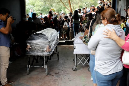 Los dolientes velan los restos de César Vladimir Antillón y su hijo Matthew Alexander Antillón Orellana, en el Centro Escolar Católico Esteban Alliet.