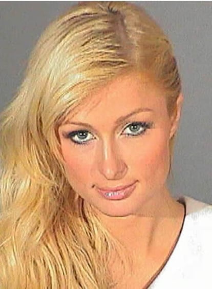 La foto de la ficha policial de Paris Hilton, al ingresar en prisión.