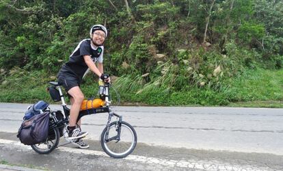 El japonés Shota Morohashi recorriendo Taiwán en bici.
