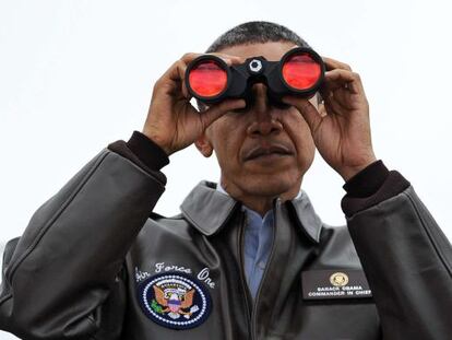 Barack Obama mira hacia Corea del Norte en la zona desmilitarizada.