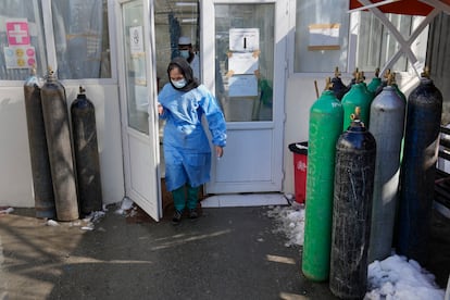 Una enfermera sale de un hospital construido por la cooperación japonesa en Kabul, el pasado 7 de febrero.