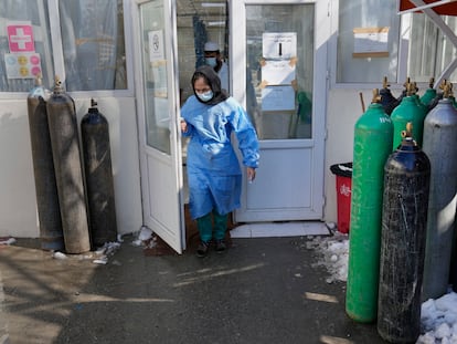 Una enfermera sale de un hospital construido por la cooperación japonesa en Kabul, el pasado 7 de febrero.