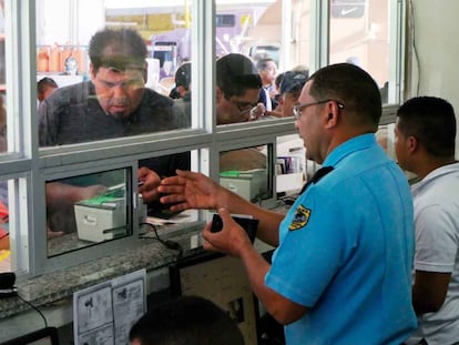 Un oficial migratorio panameño atiende a un extranjero en el puesto de Paso Canoas.