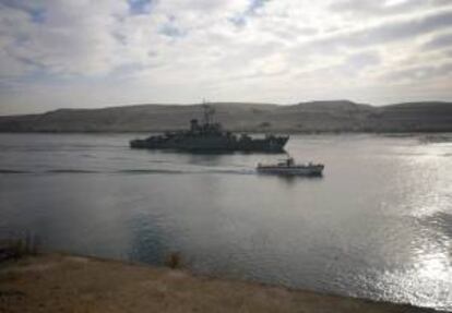 Imagen de un barco cruzando el canal de Suez. EFE/Archivo