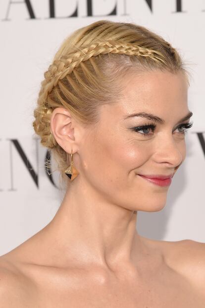 Una sencilla trenza de raíz termina en moño trenzado en este estilismo de Jaime King.