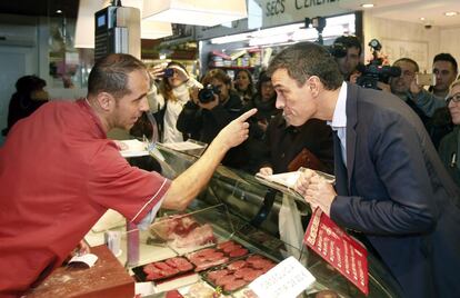El candidato del PSOE a La Moncloa, Pedro Sánchez, durante la visita que ha realizado a Nou Barris, uno de los distritos obreros más humildes de Barcelona y de los más castigados por los desahucios en toda España, y que ha sido tradicionalmente uno de los viveros de voto socialista.