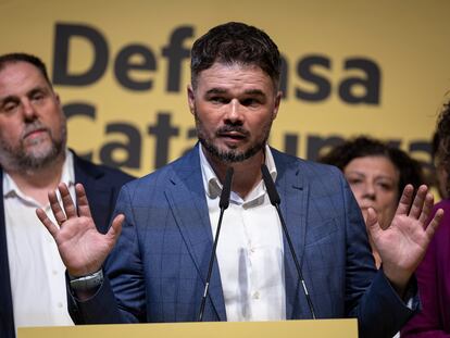 Gabriel Rufián, el presidente de la Generalitat, Pere Aragonès, y Oriol Junqueras, analizaban la noche del domingo los resultados electorales.