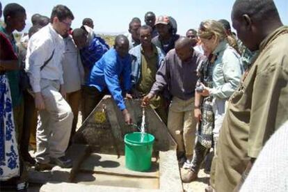 Ingenieros de la delegación española junto a la población local celebran la traída de agua en Tanzania.
