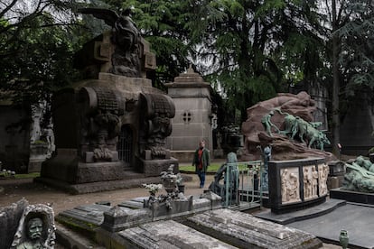 Paseo por un cementerio con la escucha de la obra 'Cuerpos celestes', de El Conde de Torrefiel.