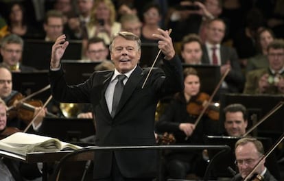 El director letón Mariss Jansons, en el ensayo general del Concierto de Año Nuevo, ayer miércoles en la Sala Dorada de la Musikverein, de Viena.