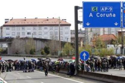 Trabajadores de la plantilla de Navantia Ferrol, que cortaron la circulación de la autopista AP9 Ferrol-Coruña la semana pasada. EFE/Archivo