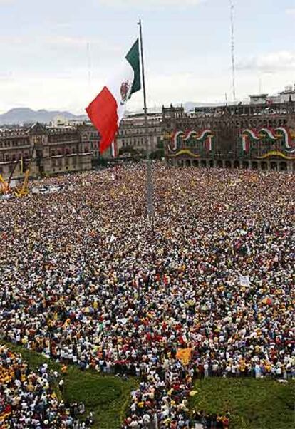 Los seguidores de López Obrador, congregados ayer en la plaza del Zócalo de la Ciudad de México.