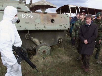 El jefe de la ONU en Kosovo, Bernard Kouchner, junto a un tanque yugoslavo destruido por bombas de la OTAN en la guerra, en Klina.