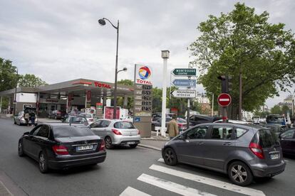 Numerosos coches esperan el jueves para repostar en una gasolinera en Versalles.