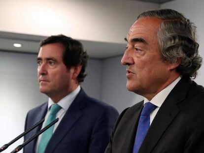 Los presidentes de CEOE y CEPYME Juan Rosell y Antonio Garamendi (i), durante la rueda de prensa tras la reunión con Pedro Sánchez y los secretarios generales de CCOO y UGT mantenida esta mañana en el Palacio de La Moncloa.-