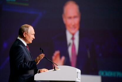 El presidente ruso, Vladímir Putin, en la sesión plenaria del Foro Económico de San Petersburgo, este viernes.
