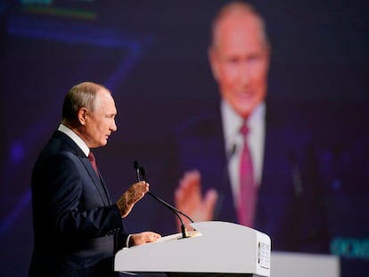 El presidente ruso, Vladímir Putin, en la sesión plenaria del Foro Económico de San Petersburgo, este viernes.