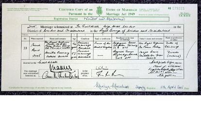 Copia del certificado matrimonial del príncipe Carlos de Inglaterra y Camilla.