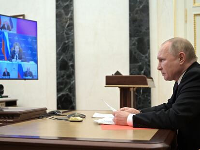 Putin, durante la videoconferencia con el Consejo de Seguridad de Rusia, el viernes.