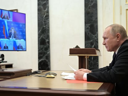 Putin, durante la videoconferencia con el Consejo de Seguridad de Rusia, el viernes.