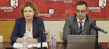 Mar&iacute;a Emilia Ad&aacute;n, decana del Colegio de Registradores, y Jose Miguel Tabar&eacute;s, vicedecano colegial. 