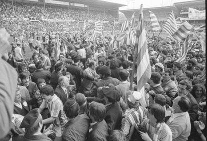 La afición de la Real Sociedad invade el campo de Atotxa el 25 de abril de 1982 después de vencer al Athletic Club 2-1 y proclamarse campeón liguero.