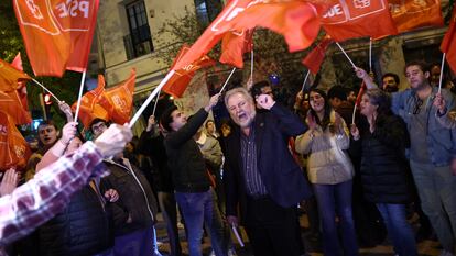 Varias personas participan este miércoles en una manifestación en apoyo al presidente del Gobierno, Pedro Sánchez, frente a la sede de los socialistas en la calle Ferraz de Madrid, horas después de que anunciase que cancela su agenda pública para reflexionar si renuncia o no al cargo.