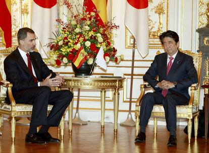 El rey Felipe VI conversa con el primer ministro japonés, Shinzo Abe, durante su reunión en la residencia de invitados de Estado del Palacio Akasaka de Tokio (Japón).