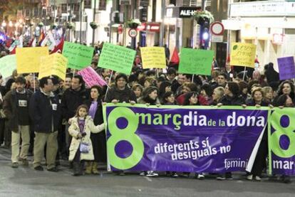 Un momento de la manifestación celebrada ayer por la tarde en Alicante.