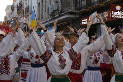 Un grupo de danzas 'Horlychka', danza tradicional ucrania,  baila este viernes en Camargo (Cantabria).