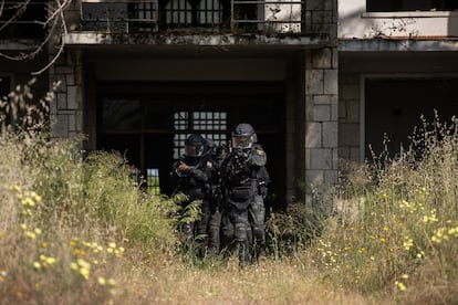 Los GEO acceden al edificio en el que se encuentra la víctima retenida durante el simulacro de rescate organizado por el Ministerio del Interior, este miércoles.
