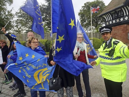 Un policía habla con unos manifestantes contrarios al Brexit, este jueves en Thornton Manor (The Wirral, Inglaterra).