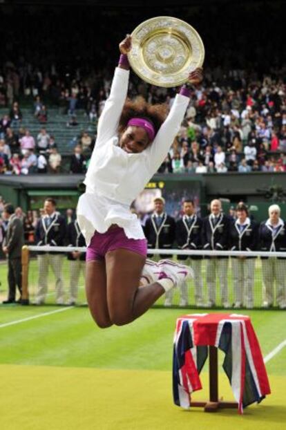 Serena Williams celebra con un salto su quinto Wimbledon.
