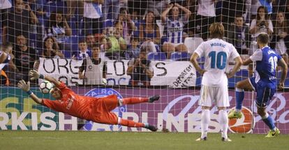 Keylor Navas desvía el penalti de Andone en el Deportivo-Real Madrid.