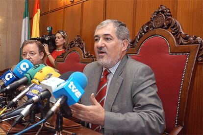 Cándido Conde-Pumpido, durante la rueda de prensa que ha ofrecido hoy en su visita a la Fiscalía de Jaén.